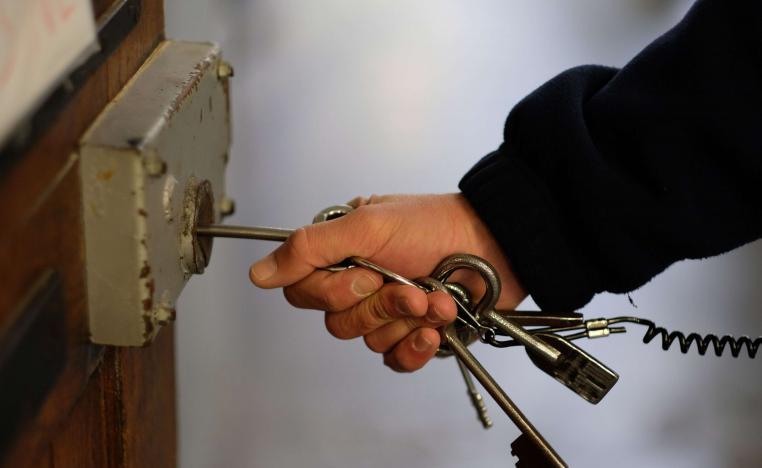 حارس يفتح زنزانة في سجن فرنسي