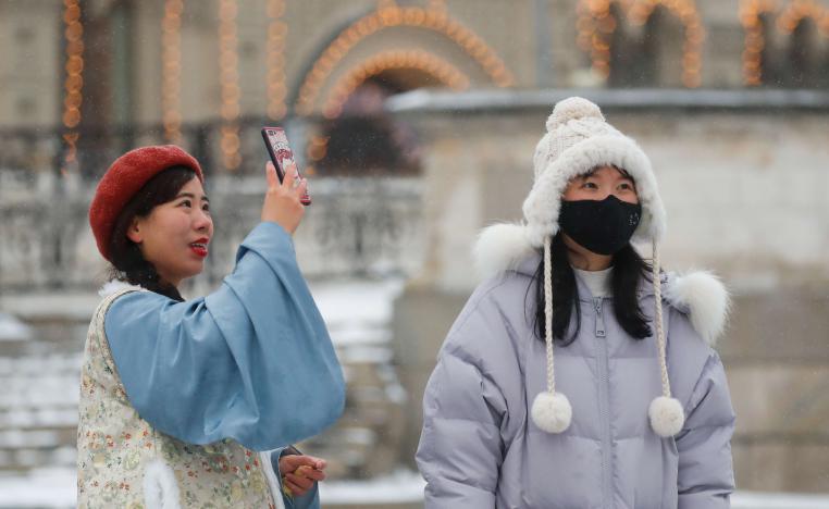 شابات صينيات يأخذن صور سيلفي في موسكو