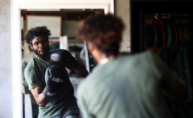 لاعب يتدرب أمام المرآة