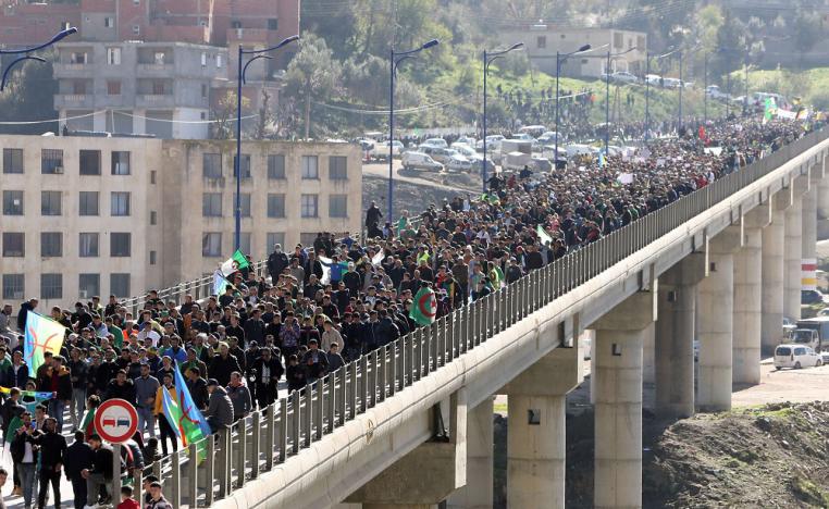 الشارع الجزائري يستعيد زخم الاحتجاجات رغم قمع السلطات