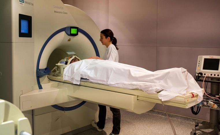 مريض يخضع للتصوير بالرنين المغناطيسي