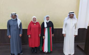رئيس الوزراء الكويتي الشيخ صباح الخالد الصباح يتحدث مع عدد من النواب في جلسة سابقة