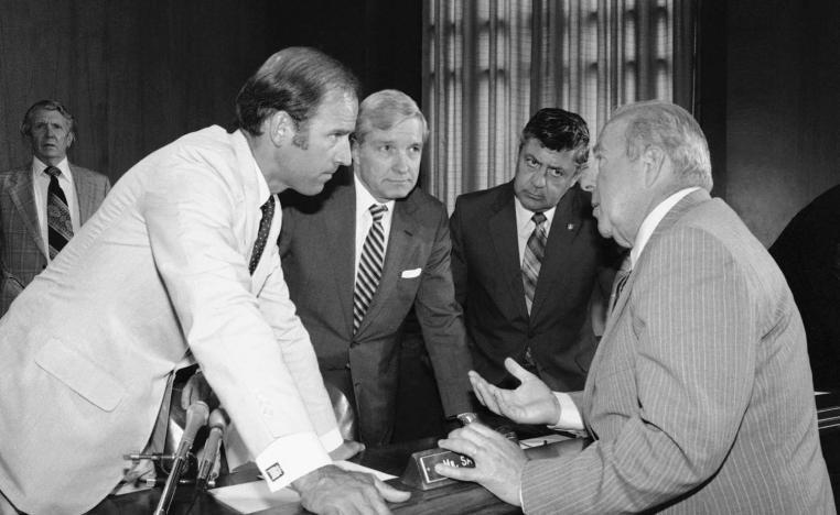 الرئيس الأميركي جو بادين في نقاش مع وزير الخارجية جورج شولتز (1982)
