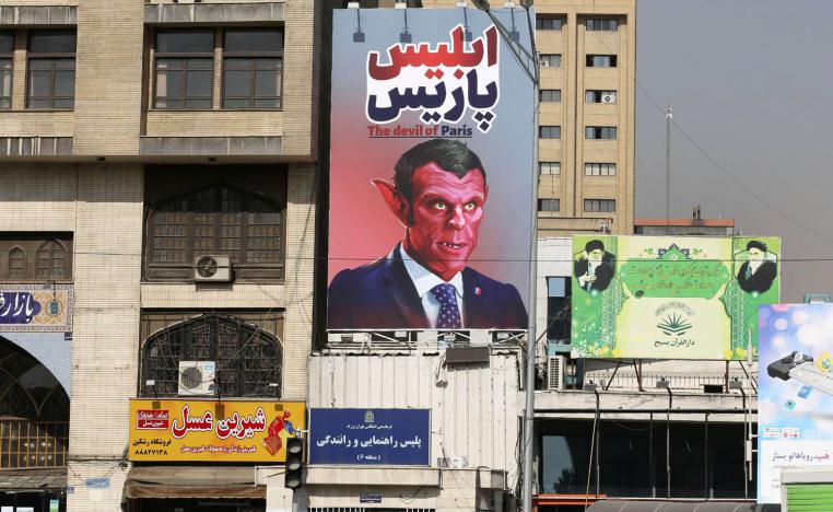 جدارية في طهران تصور الرئيس الفرنسي ايمانويل ماكرون كشيطان