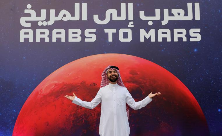 إماراتي يحتفل بوصول مسبار الأمل إلى مدار المريخ