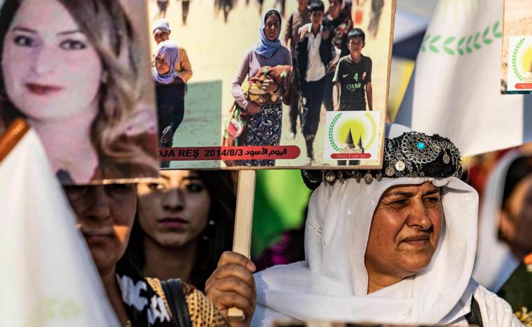 أيزيديون يتظاهرون في بلدة عامودا السورية بذكري مجازر داعش بحقهم