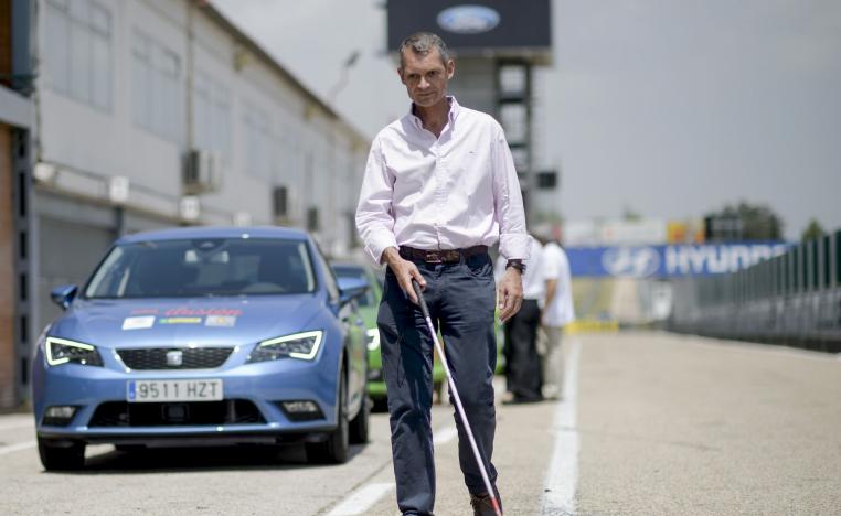 كفيف يمشي في أحد شوارع مدريد بأسبانيا