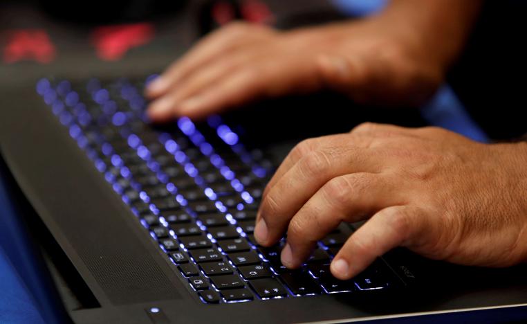 رجل يكتب على لوحة مفاتيح خلال مؤتمر  خاص بالقرصنة في لاس فيغاس 