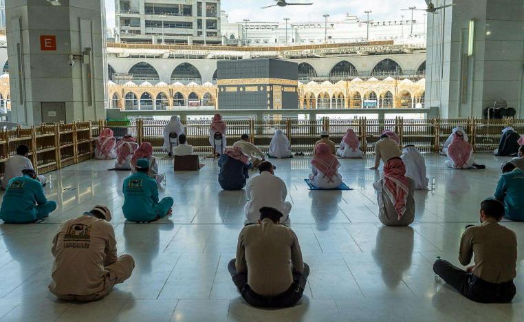 مصلون في المسجد الحرام في مكة المكرمة يحافظون على قواعد التباعد الجسدي 