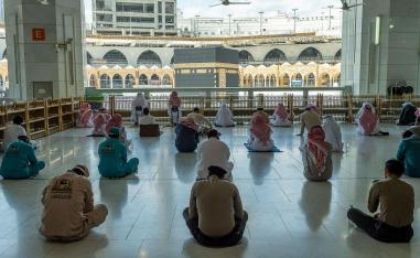 مصلون في المسجد الحرام في مكة المكرمة يحافظون على قواعد التباعد الجسدي 