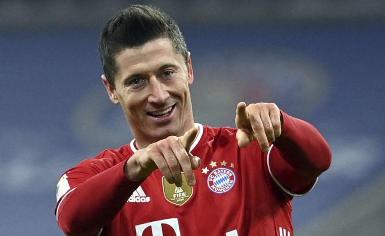 الهداف البولندي يقترب من رقم ثاني افضل الهدافين في تاريخ الدوري الالماني