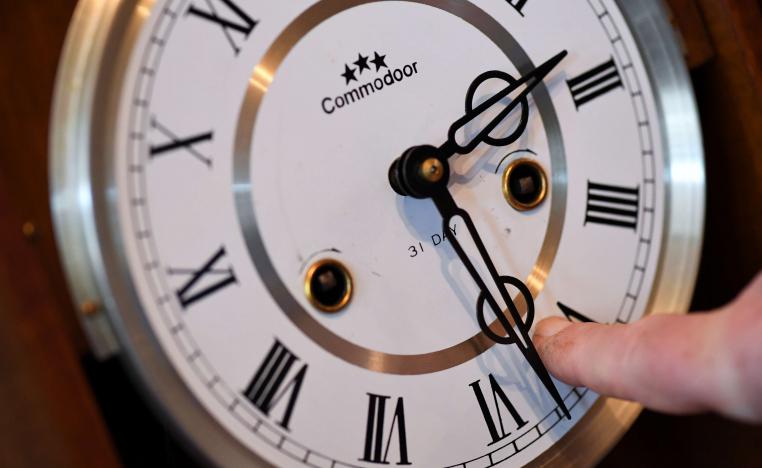 تغيير الساعات