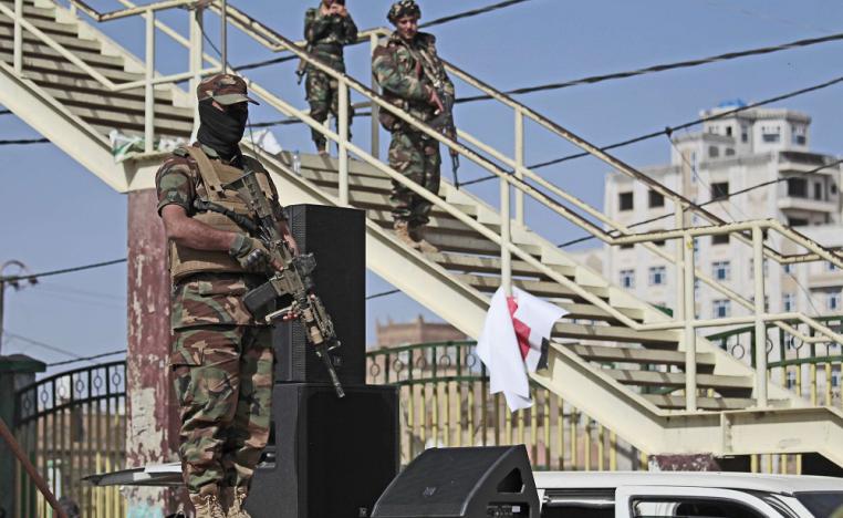مقاتلون حوثيون يحرسون حشدا حوثيا
