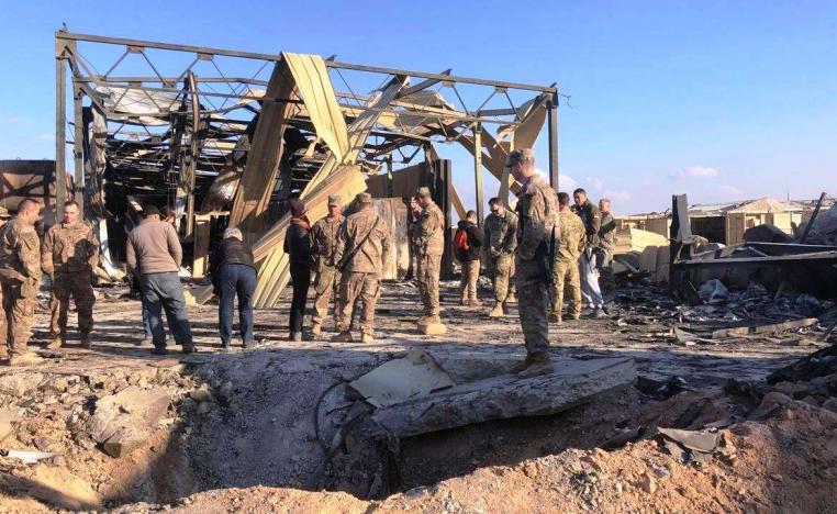 جنود أمريكيون يقفون في موقع لقصف إيراني في قاعدة عين الأسد الجوية بالأنبار
