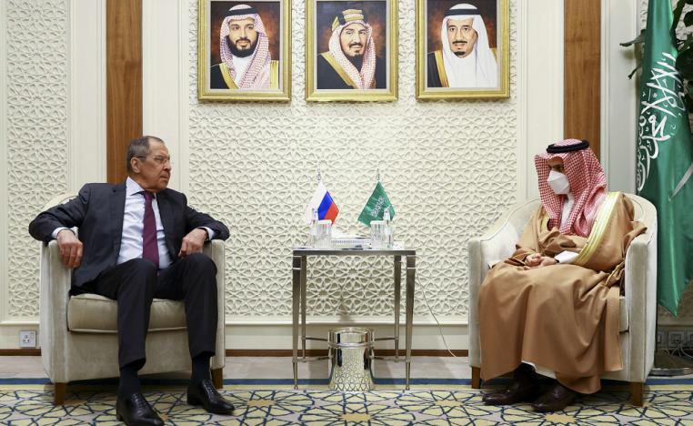 وزير الخارجية السعودي الأمير فيصل بن فرحان (يمين) يلتقي نظيره الروسي سيرجي لافروف