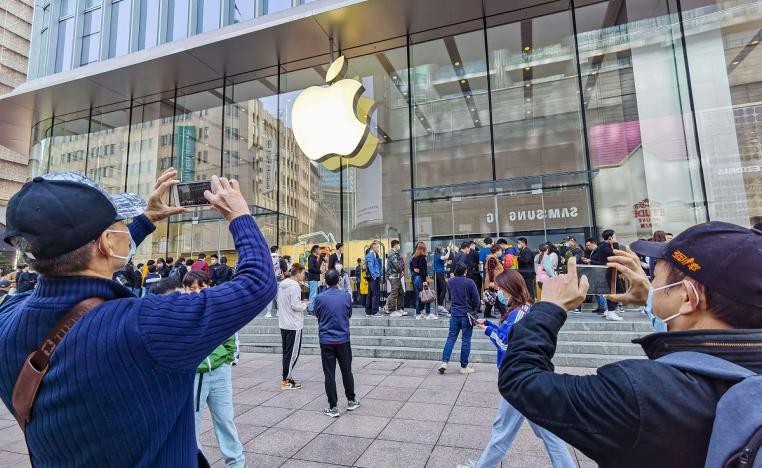 عملاء ينتظرون للحصول على هواتف آيفون 12 في متجر أبل في شنغهاي
