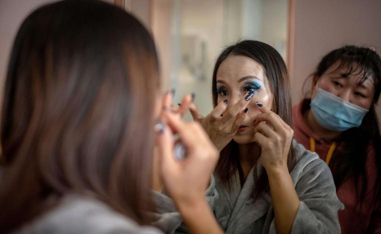 سيدة صينية تضع عدسات لاصقة