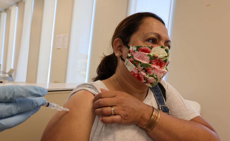 سيدة أميركية تتلقى لقاحا ضد الانفلونزا