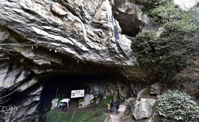 الكهف الذي تُجرى فيه تجربة عزل مجموعة من الأشخاص