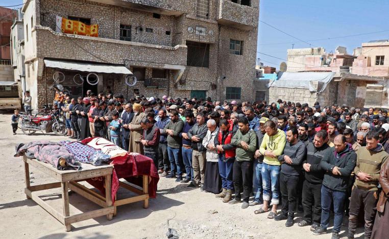 صلاة الجنازة على قتلى بعد قصف النظام لمستشفى بقرية الأتارب في حلب