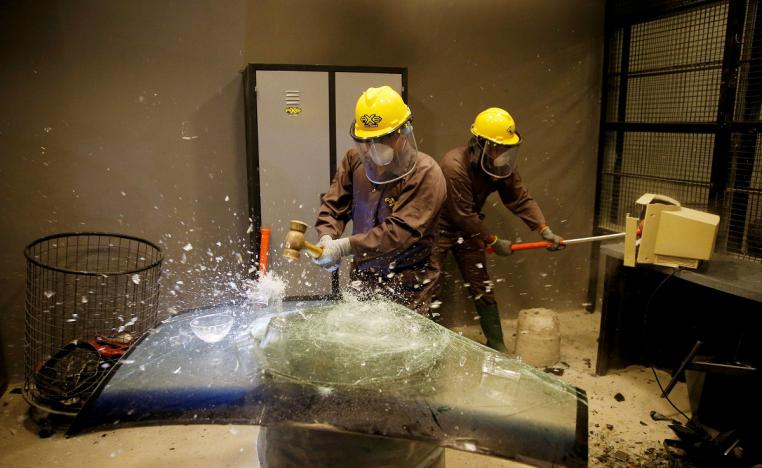 أردنيون يحطمون الأشياء في غرفة خاصة للتعبير عن الغضب في عمان 