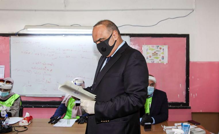 الوضع الوبائي يثقل على جهود بشر الخصاونة لتجاوز الأزمة الاقتصادية