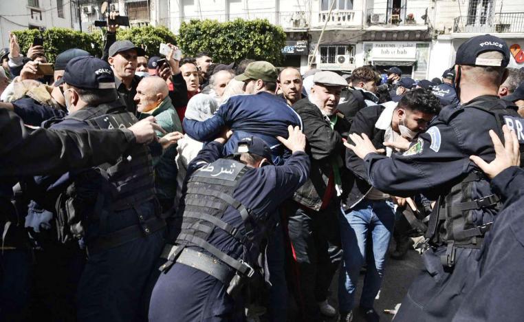 الحراك الجزائري يقاوم سلطة تكابد للبقاء