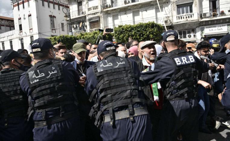 الحراك الجزائري يقاوم للبقاء متقدا وسط حملات ترهيب
