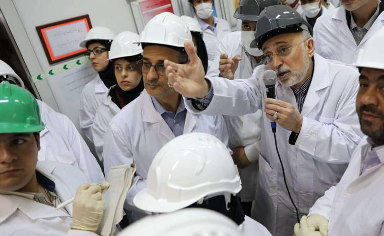 علي أكبر صالحي مدير الوكالة الغيرانية للطاقة الذرية يوجه عمالا داخل منشأة نطنز النووية
