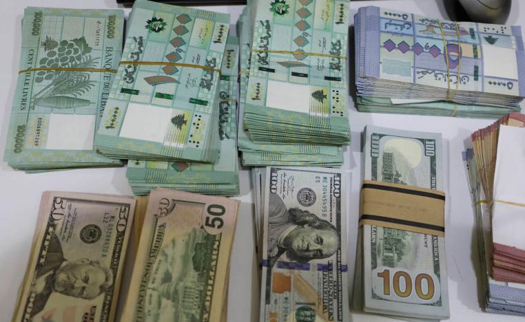 ليرات لبنانية ودولارات في محل صرافة في بيروت
