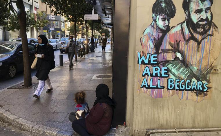 شحاذة وطفلها على رصيف في بيروت