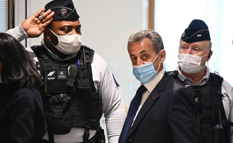 الرئيس الفرنسي السابق نيكولا ساركوزي يغادر قاعة المحكمة في باريس