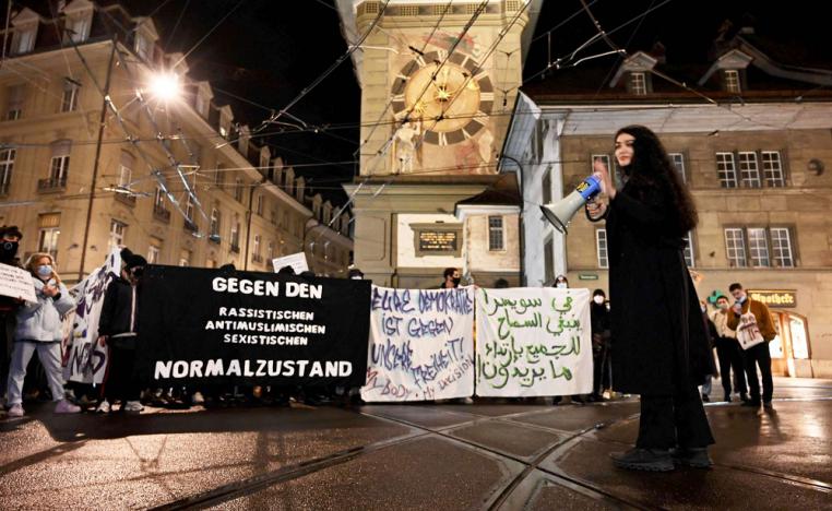 مظاهرة في سويسرا رافضة لمبادرة حول حظر ارتداء غطاء الوجه (البرقع والنقاب)