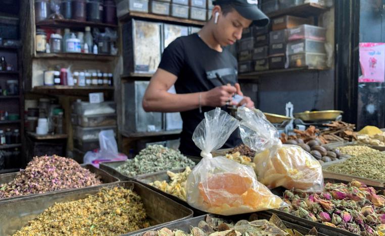 بائع في محل في سوق للبهارات وسط دمشق