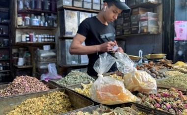 بائع في محل في سوق للبهارات وسط دمشق