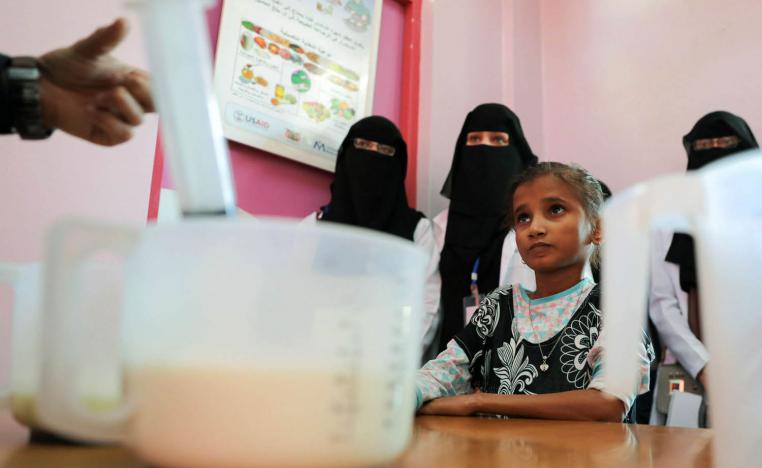 يمنيون في مركز اغاثة