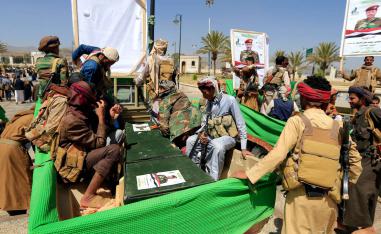 حوثيون يستعدون لدفن بعض مقاتليهم الذين قضوا في معارك مأرب
