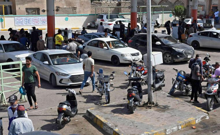 طوابير أمام محطات الوقود في الناصرية بعد نقص النفط بسبب الاحتجاجات