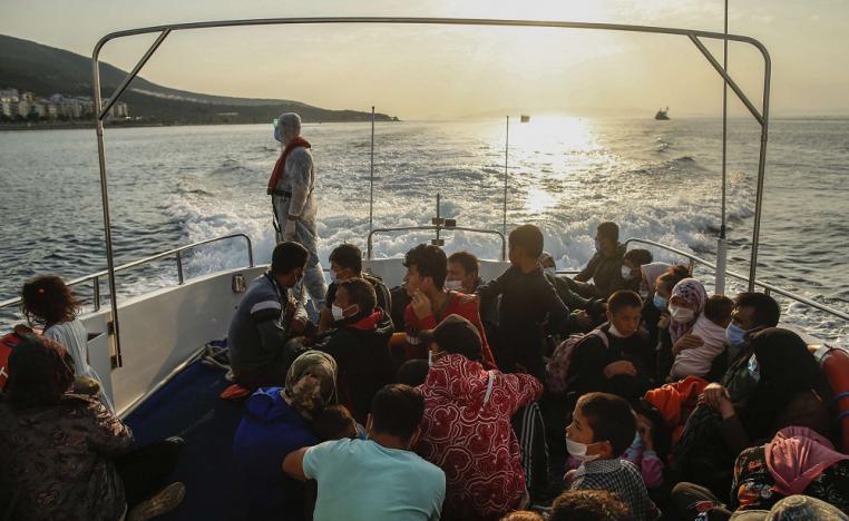 تركيا تؤجج التوتر مع أثينا بتسهيل عبر مهاجرين إلى المياه الاقليمية اليونانية