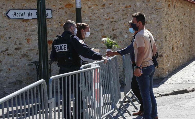 مواطن فرنسي يقدم باقة ورد لشرطية بعد مقتل زميلتها طعنا