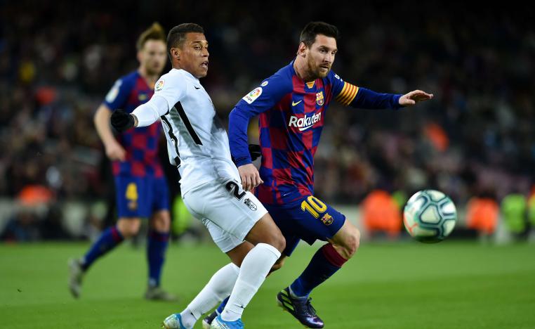  غرناطة يشعل الصراع على اللقب بفوزه الثمين على برشلونة