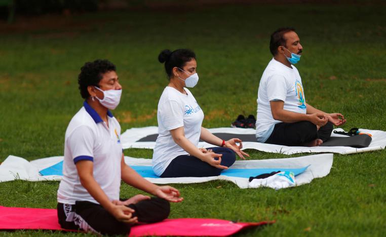 أشخاص يمارسون تمارين التأمل في الهند