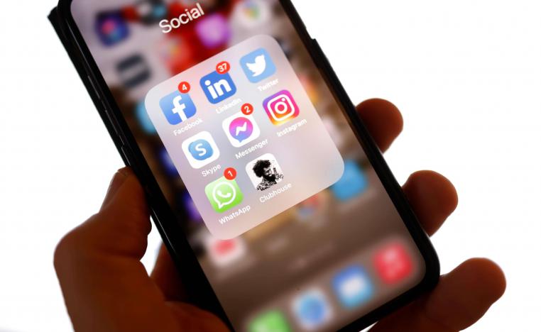 تطبيق كلوب هاوس يظهر بجانب تطبيقات اخرى على شاشة هاتف ذكي