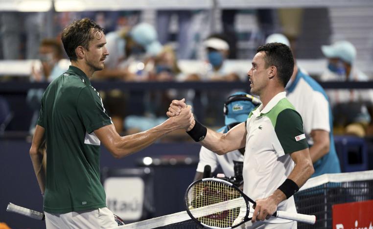  المصنف الروسي يسقط للمرة الثالثة في ثلاث مباريات جمعته مع منافسه اليوناني  حتى الان