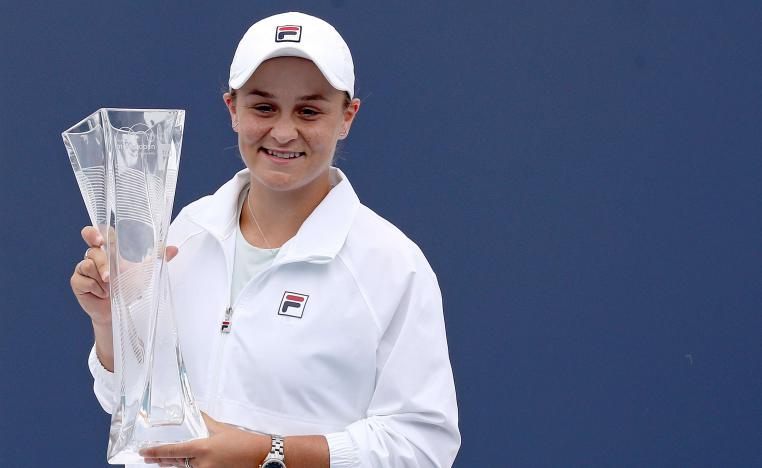 لاعبة التنس الاسترالية تتمسك بقمة التصنيف العالمي