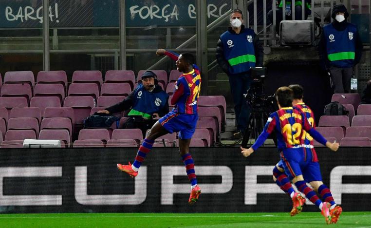 الفريق الكاتالوني يستفيد من سقوط أتلتيكو في إشبيلية متقدماً مجدداً بفارق نقطتين على غريمه ريال 