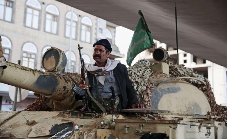 مقاتل حوثي شيعي يقود دبابة