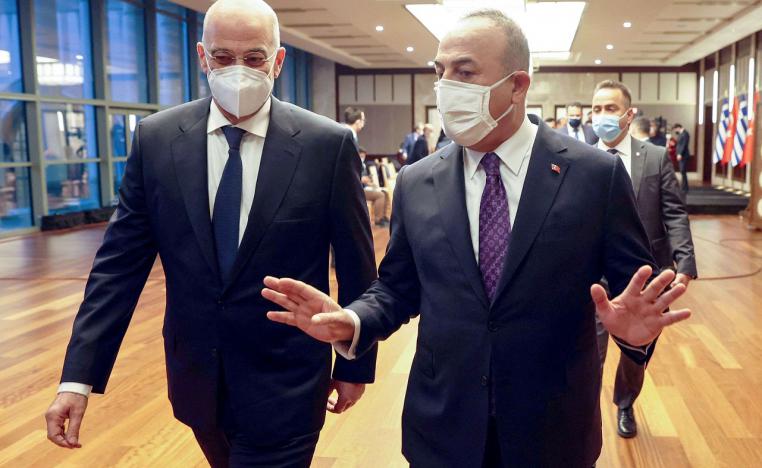 لقاء بين وزير الخارجية التركي مولود جاويش أوغلو (يمين) ونظيره اليوناني نيكوس ديندياس 