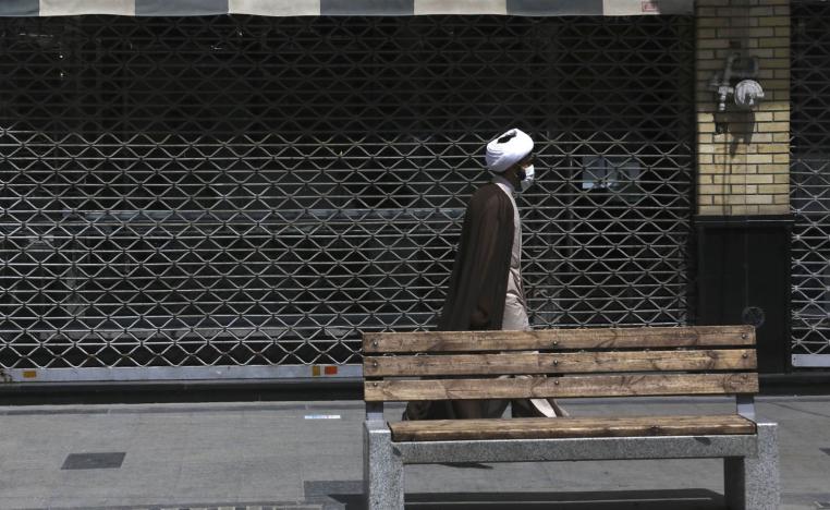 رجل دين إيراني في سوق وسط طهران