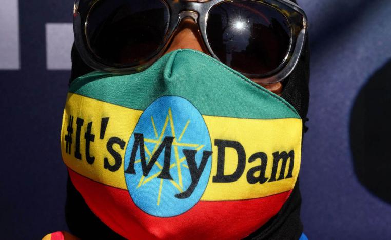 متظاهر اثيوبي في نيويورك يضع شعار "السد لي" تأييدا لموقف حكومته من قضية سد النهضة